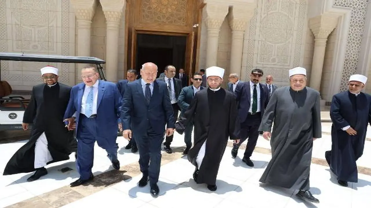وزير الأوقاف ورموز الدولة يحتفلون بصلاة الجمعة في مسجد مصر الكبير